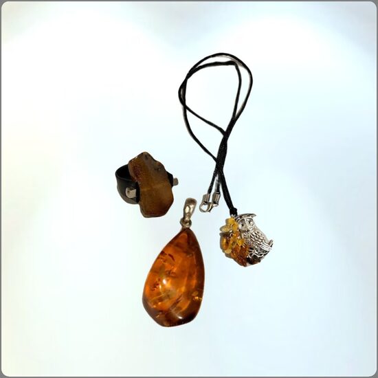 янтарные кольца, кулоны и ожерелья 