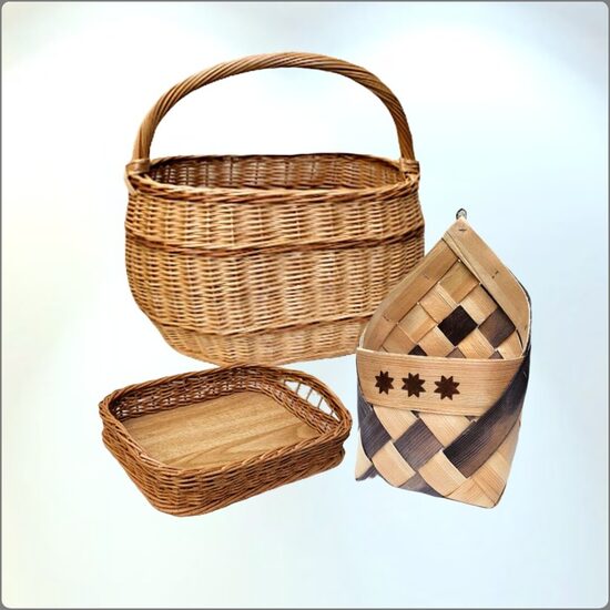 плетеные корзины и подносы 