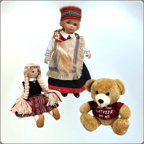 lellītes tautas tērpos un suvenīru lācīši