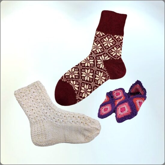 вязаные носки и тапочки