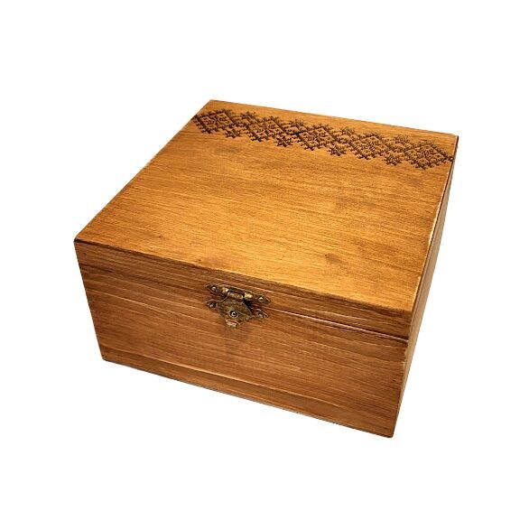 Деревянная шкатулка с гравировкой 421202