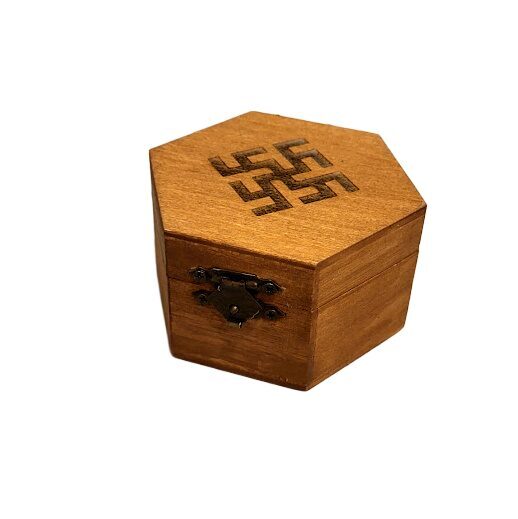 Деревянная шкатулка с гравировкой 420212