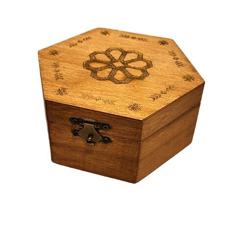 Деревянная шкатулка с гравировкой 420603