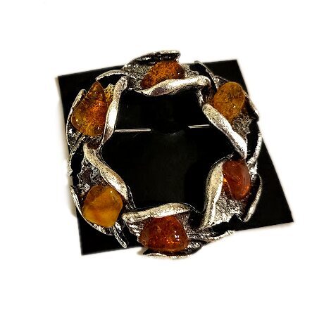 Brooch with amber 1208504