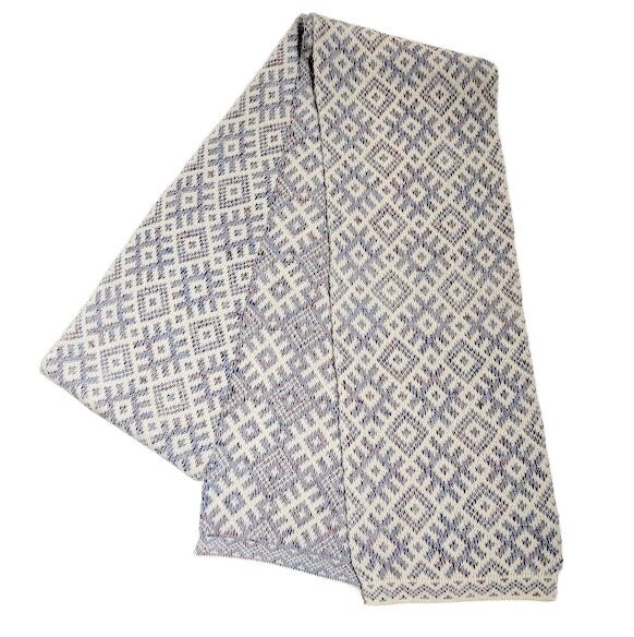 Scarf with protective marks 020802