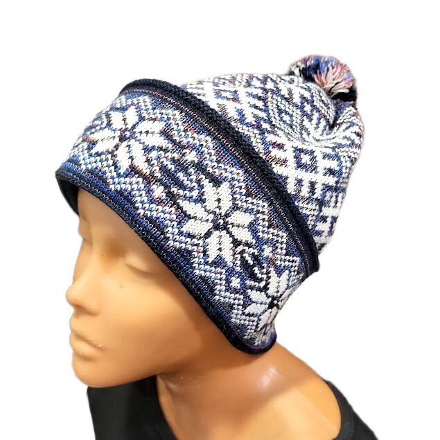 Вязаная шапка с латышскими узорами 021006