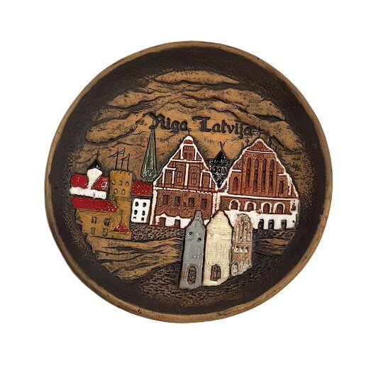 Dekoratīvais suvenīršķīvis "Melngalvju nams" (Tumšais, 15 cm) 