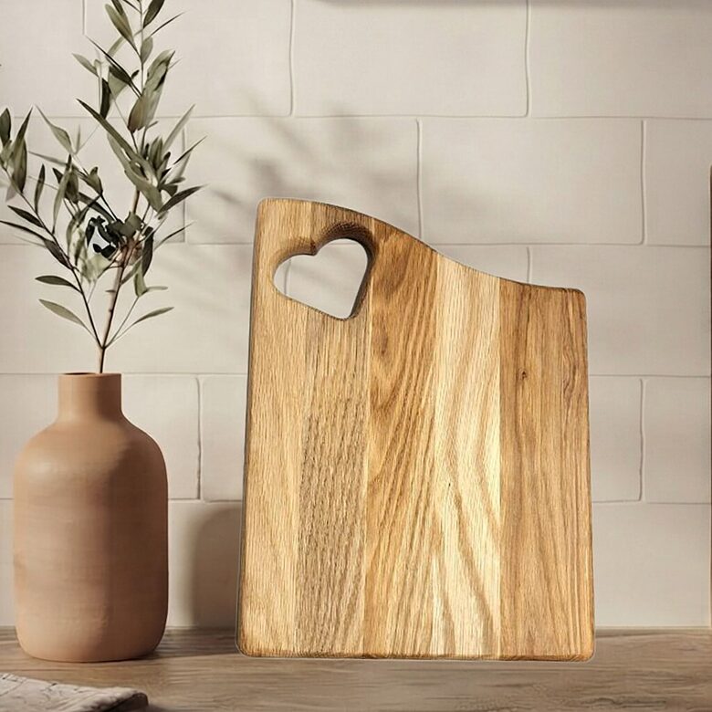 Дубовая кухонная доска с сердечком 32,5 x 24,5 см