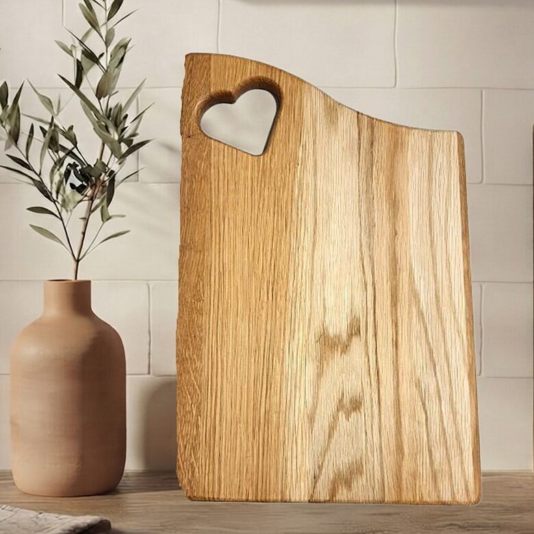 Большая дубовая кухонная доска с сердечком 43 x 28 см