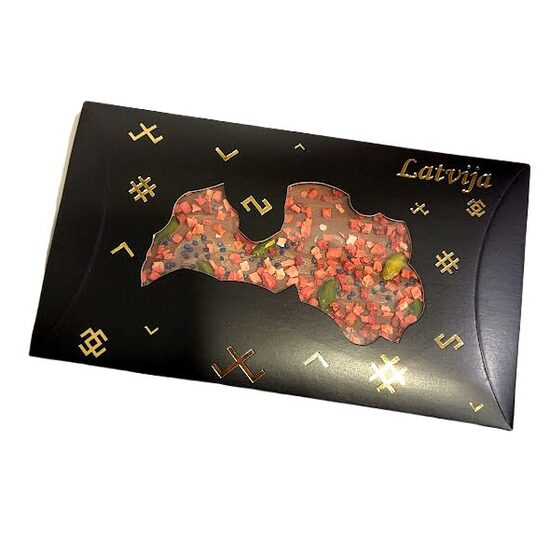 Молочный шоколад с сублимированной клубникой, фисташками и фиалками