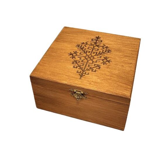 Wooden box with engraving 421206