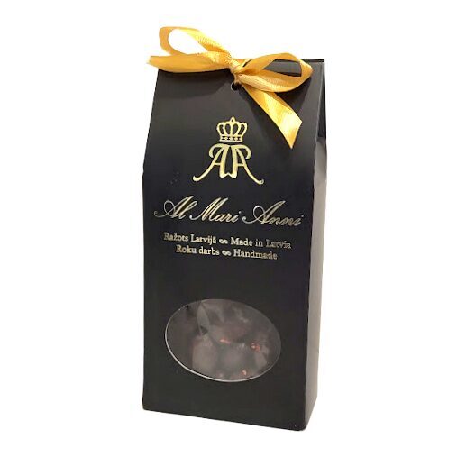 Миндаль в темном шоколаде с малиновым порошком