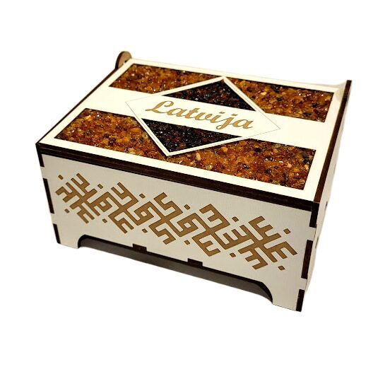 Koka dārgumu lādīte – Latvju raksti un dzintars (14,5 x 11,5 x 7,5 cm)