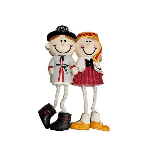 Suvenīra magnēts "Tautumeita un tautudēls ar kājiņām" -2/ Souvenir magnet "Folk couple with dangling legs" / Сувенирный магнит «Пара в национальных костюмах»  