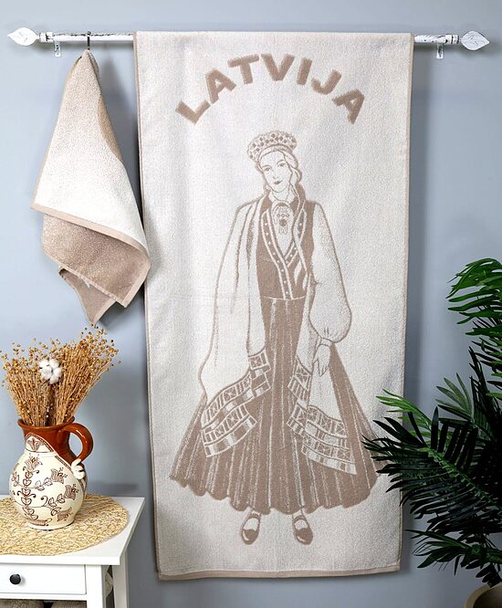 Махровое полотенце с льном «Девушка в народном костюме LATVIJA» 
