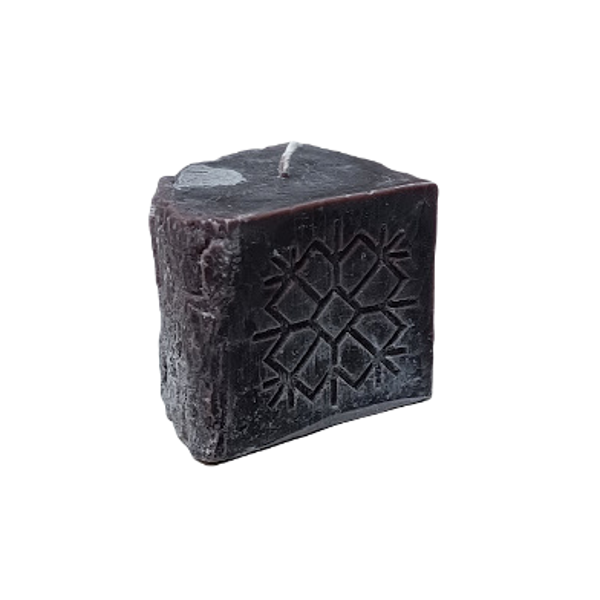 Svece - šķelts koka klucītis ar kadiķa aromātu