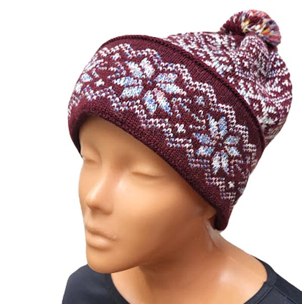 Adīta cepure ar latviskiem rakstiem 021003