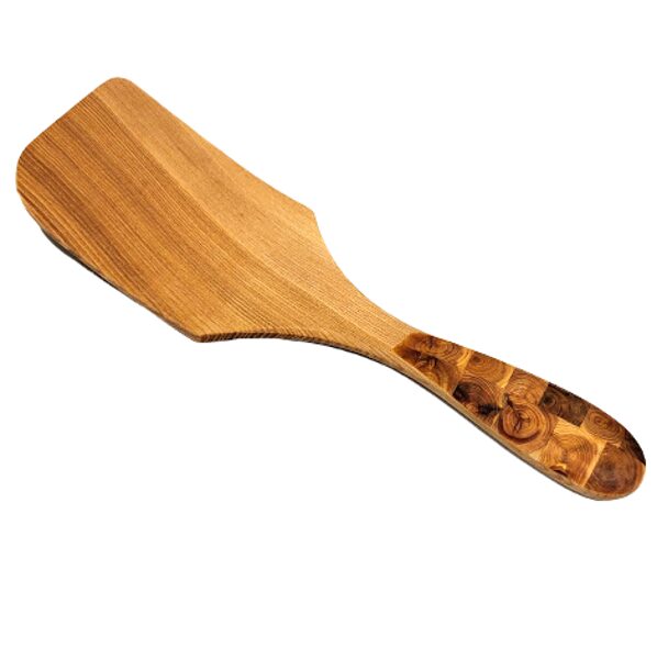 Wooden spatula with juniper