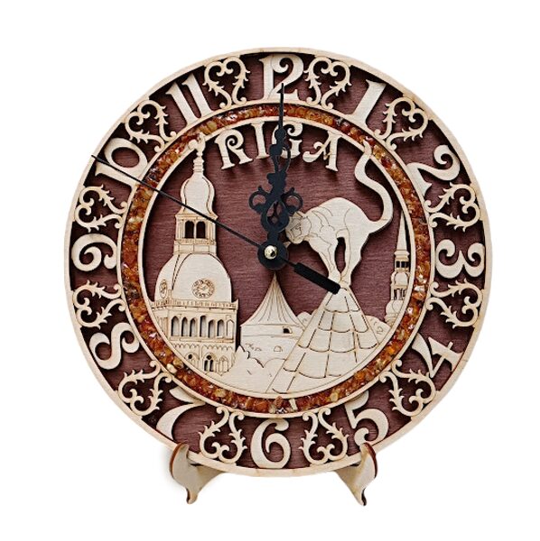 Настенные часы из дерева с кусочками янтаря