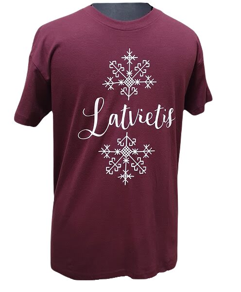футболка с оберегом и надписью - Latvietis, бордового цвета