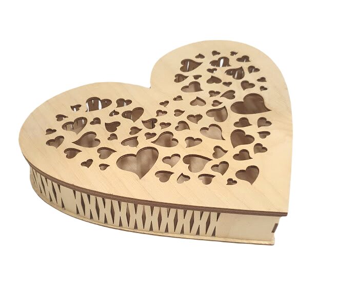 Деревянная коробка в форме сердца.